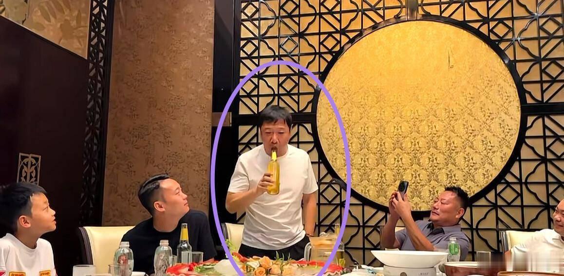 贾冰饭局视频被熟人曝光｜最近一段关于贾斌与战友聚会的视频被同桌偷偷拍下发布到网上