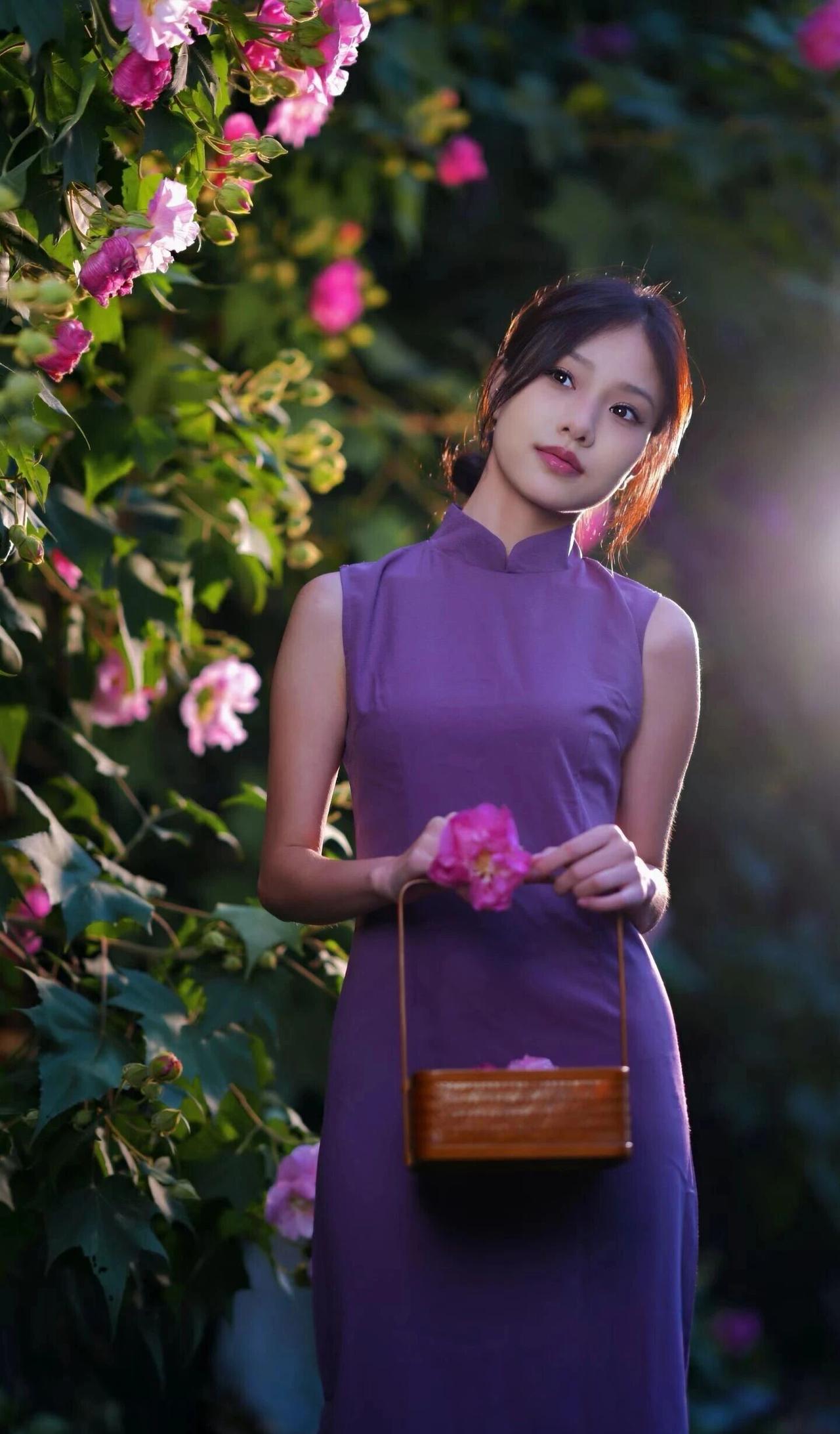 什么样的穿搭可以成为气质女神?
她伫立于盛放的芙蓉花丛间，宛如从古韵画卷中走出的