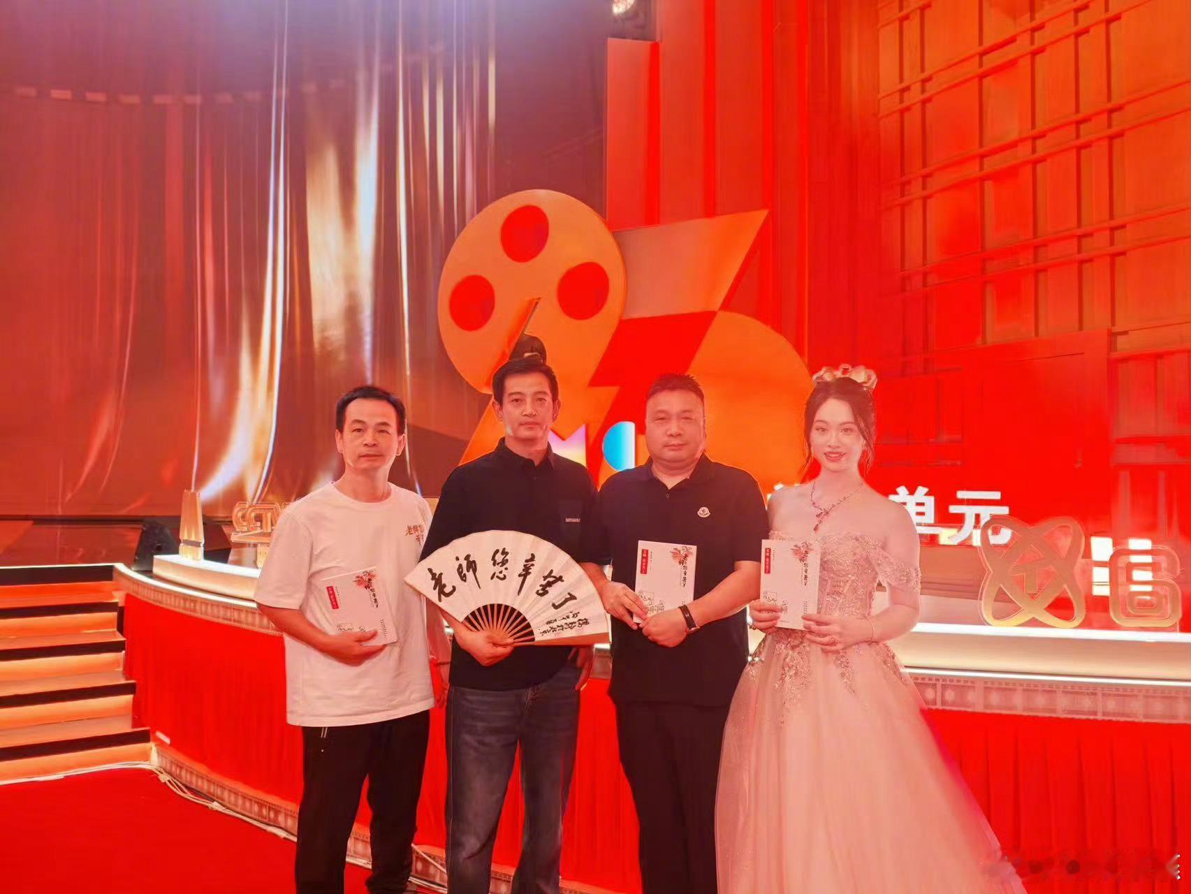 女儿圆父亲电影梦女儿把父亲手稿搬上大银幕太好哭了，父亲扎根乡村讲台，一字一句写下