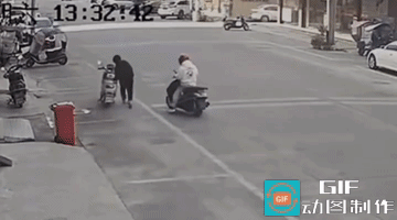 俩人还是挺胆大的，大白天行盗。
电动车的主人发现后，百米冲刺的速度追了上去，接着