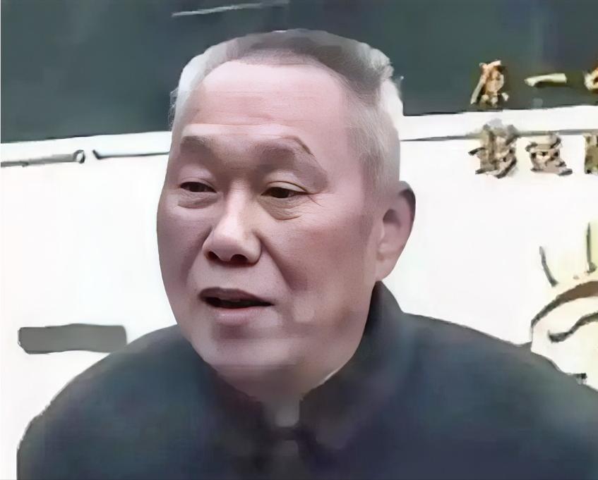 [微风]湖南，一退休老校长去朋友家做客，得知朋友家的小保姆因为家里困难，放弃了上