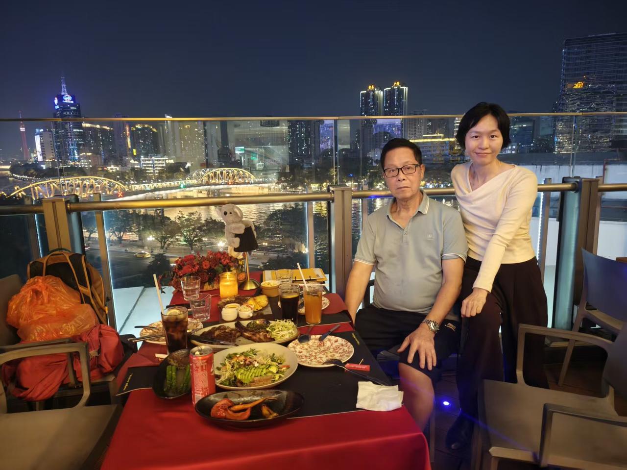 晒晒各位丰盛的晚餐吧昨天是我女儿生日，在珠江边的餐厅订了一个位置和女儿吃了一顿便