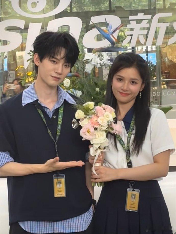 误入张婧仪周翊然结婚现场用口红在手上写对方角色名也太苏了，这种小互动看得人直冒粉