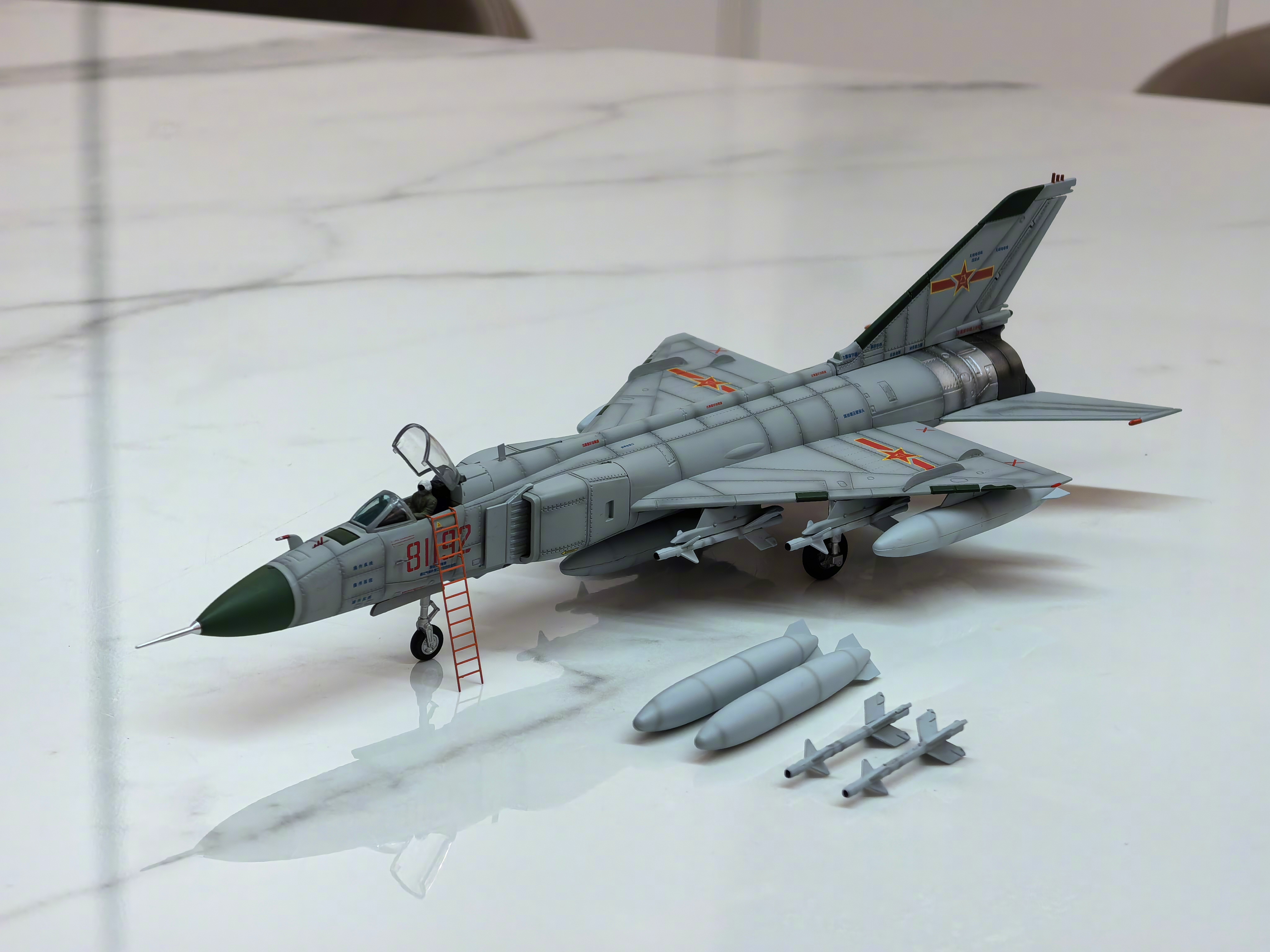 买了个相对精致的歼-8II模型，这个精致度对于量产合金模型还算不错了，价格也不贵