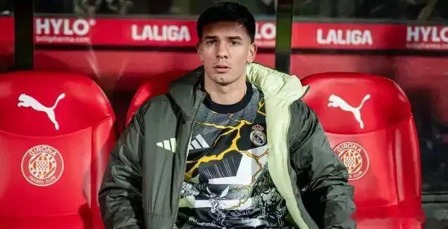 从主力沦为铁板凳！皇马18岁新援拒绝外租 恐无缘世界杯 北京时间1月3日，据《阿