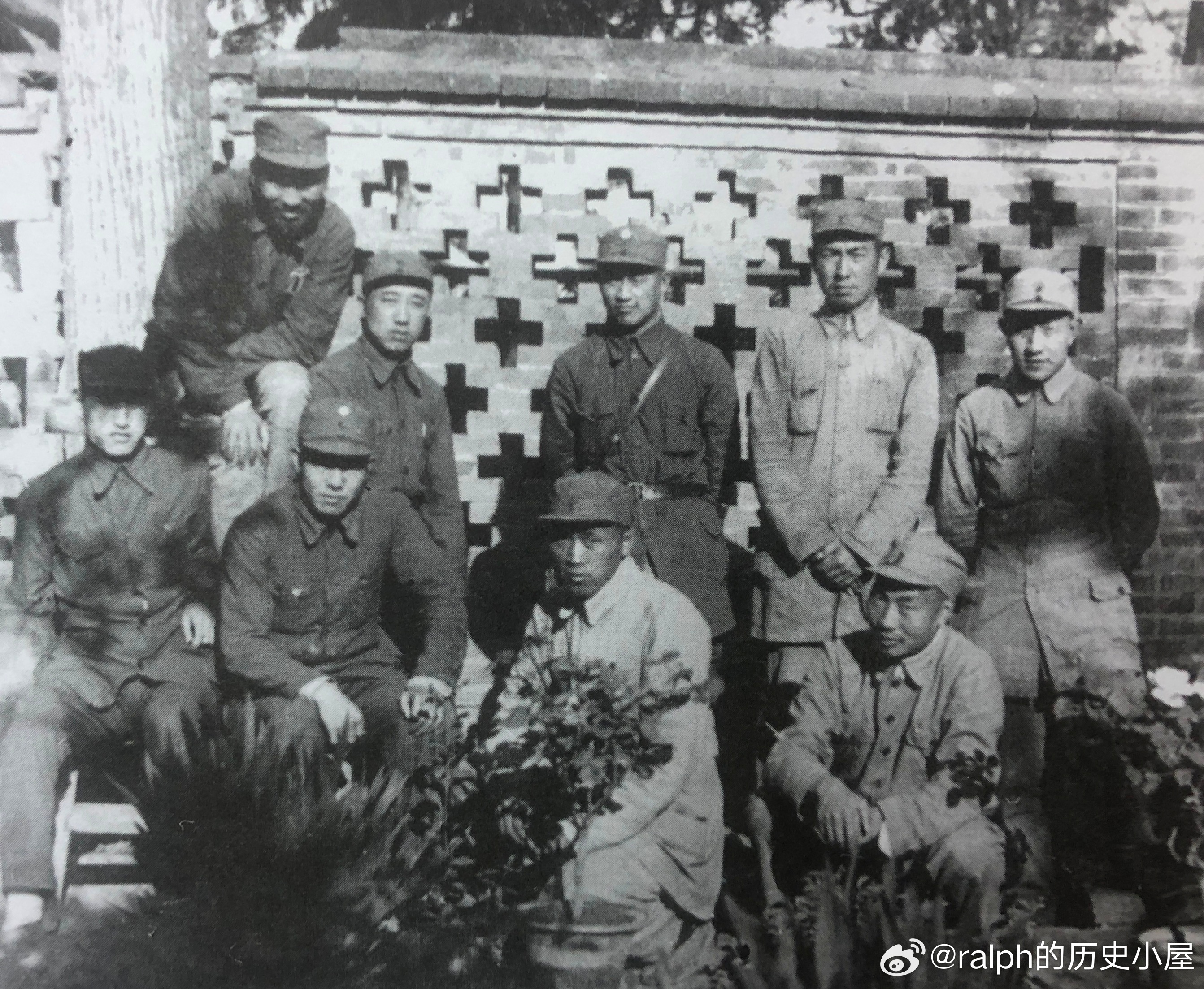 1945年胶东军区南海军分区机关在平度合影。前排右一军分区司令员贾若瑜、后排右一