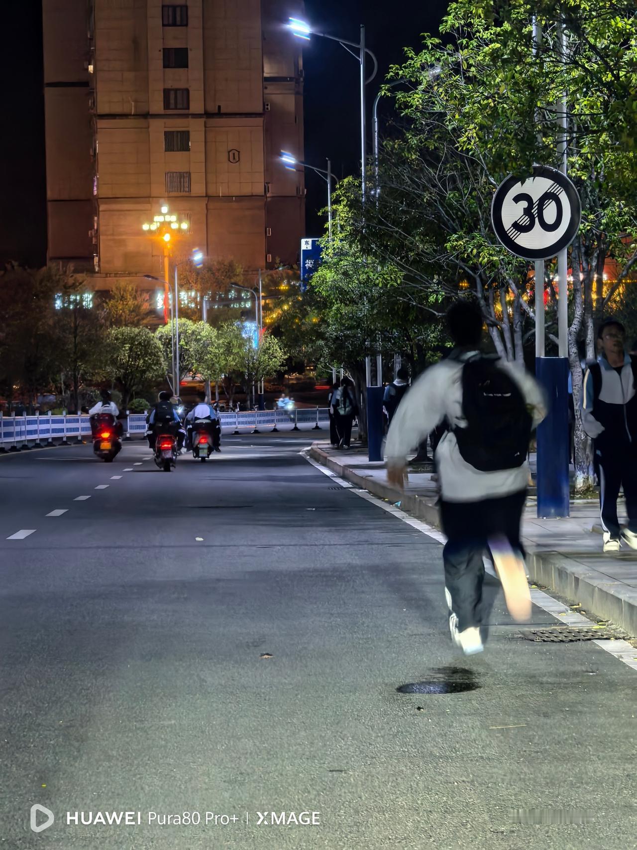 梦回初中时代
今天像平常一样下班之后等大娃放学，无聊中，突然看到一群初中生放学，