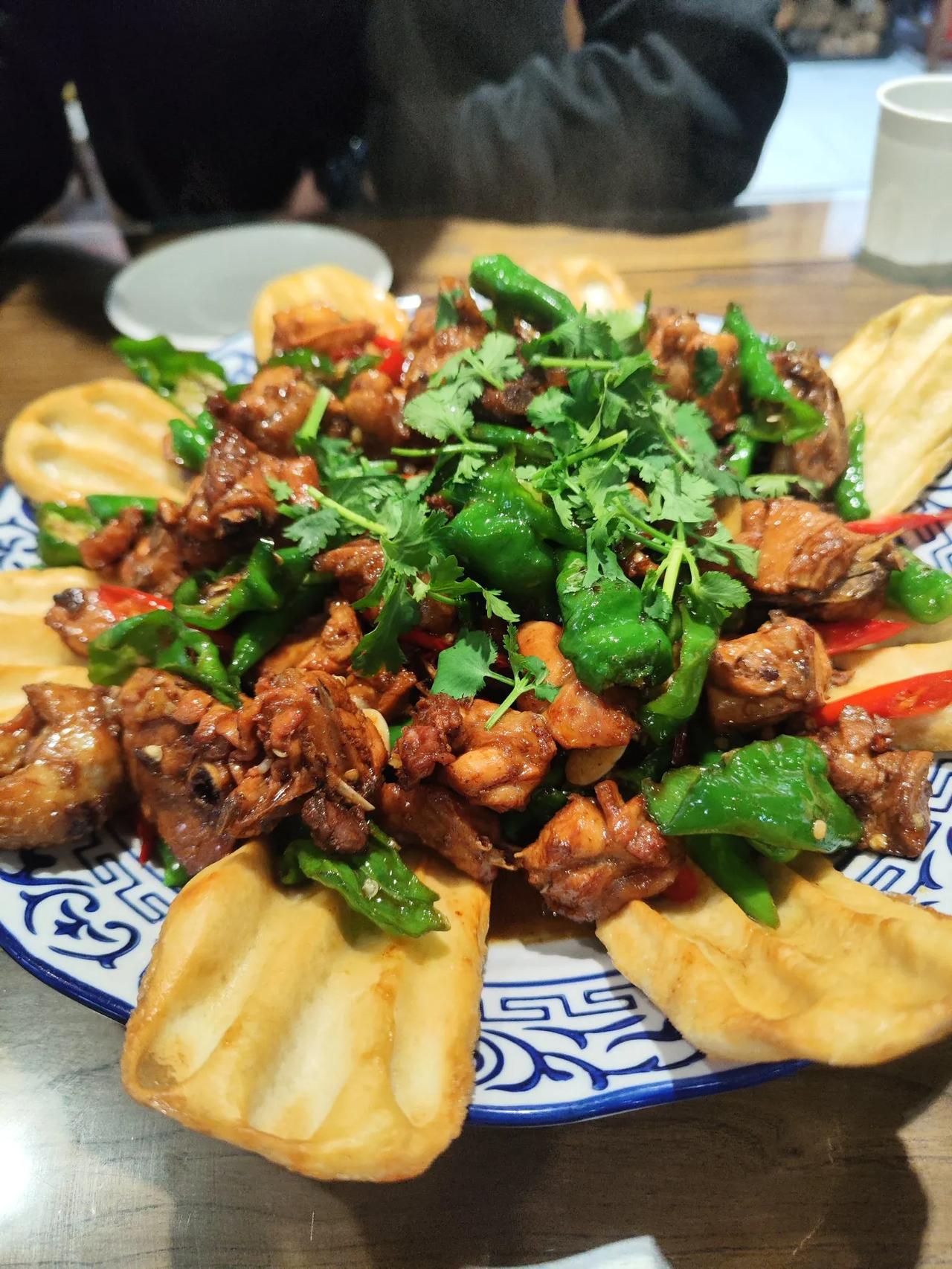 去枣庄高新区办事，发现了一家叫南石板面的饭店，点了一份枣庄辣子鸡才58块钱，这道