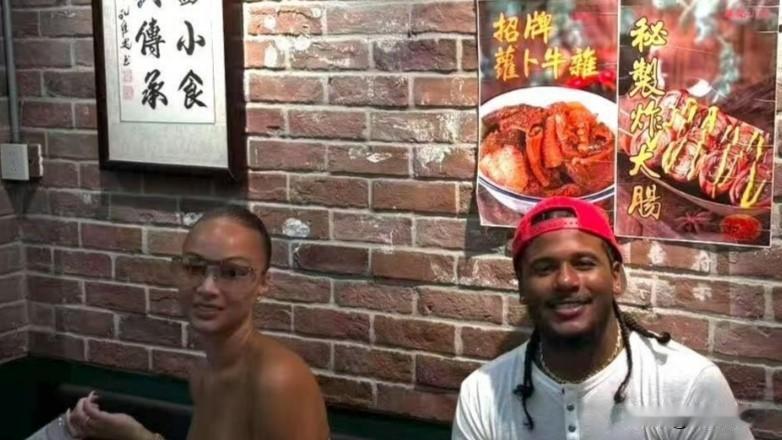 杰伦格林终于痛痛快快享受了一顿中国美食，阿姨女友强忍陪着他。

还在中国做活动的