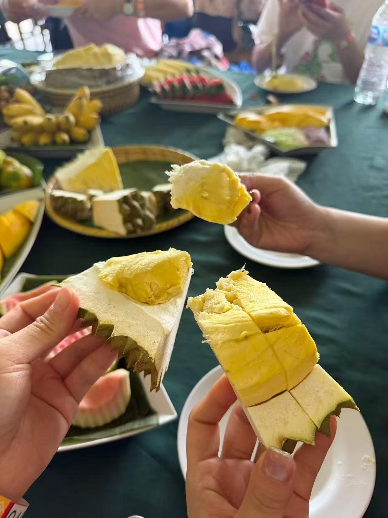 新鲜水果拼盘，健康美味，快来一起享用吧。