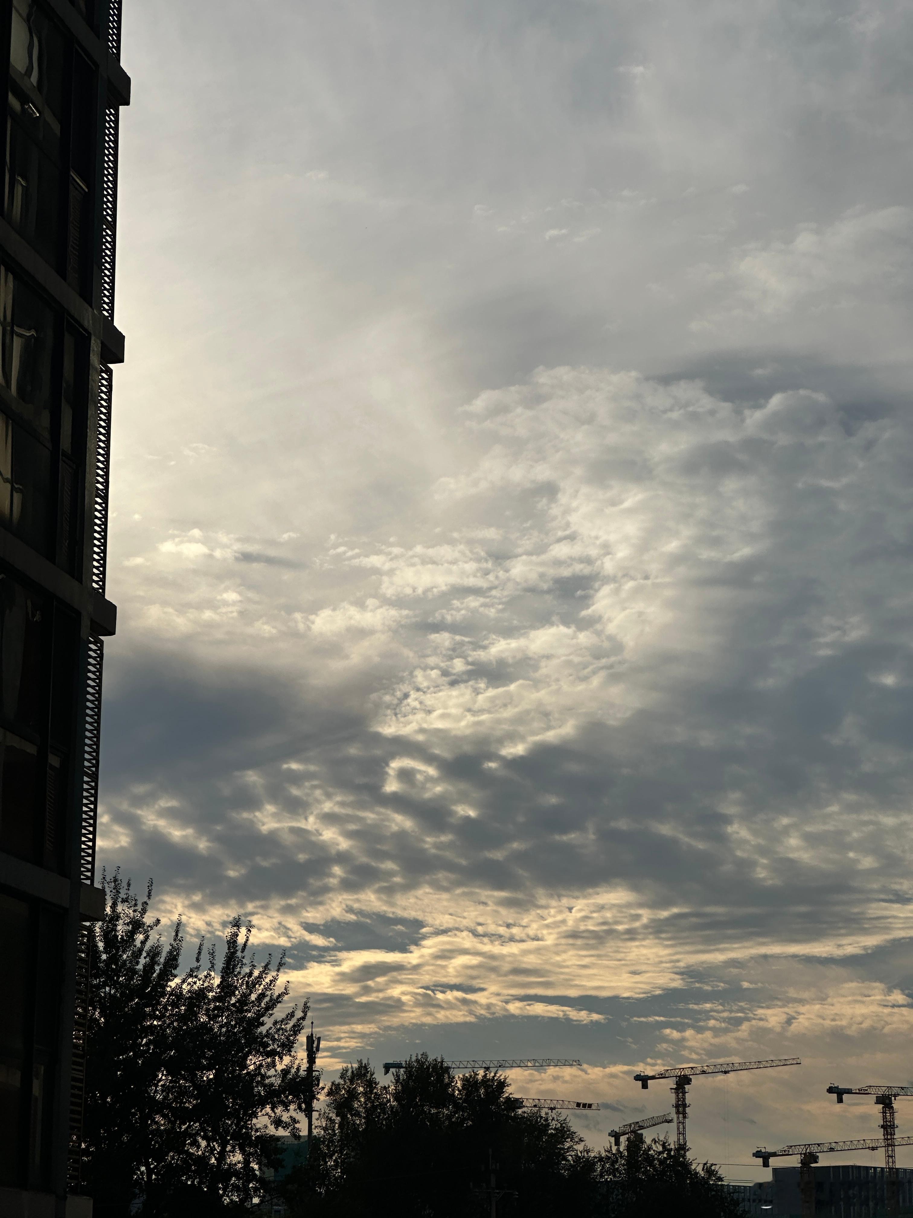 早上还阴天下雨呢下午晴天了～蓝天白云心情舒畅[打call][打call][打ca