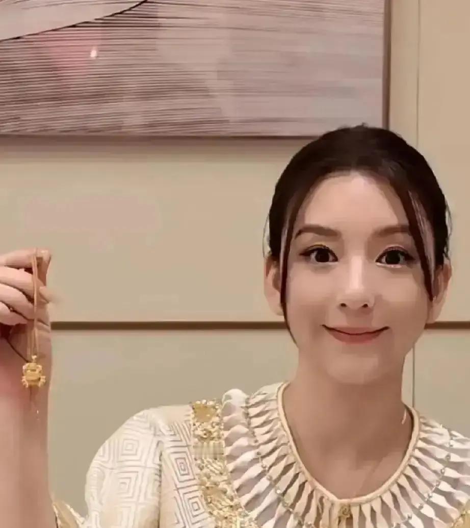 30万买金锁，普通人3年白干
 
上海周大福柜台，方媛刷卡那一刻，金价每克620