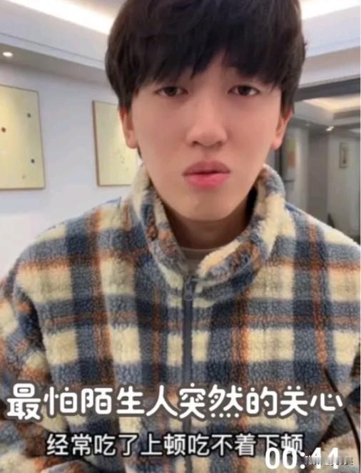 我们高中也有这样的校长，帮助了一位男生后，该男生每次吃饭都打一份青菜，然后四处转