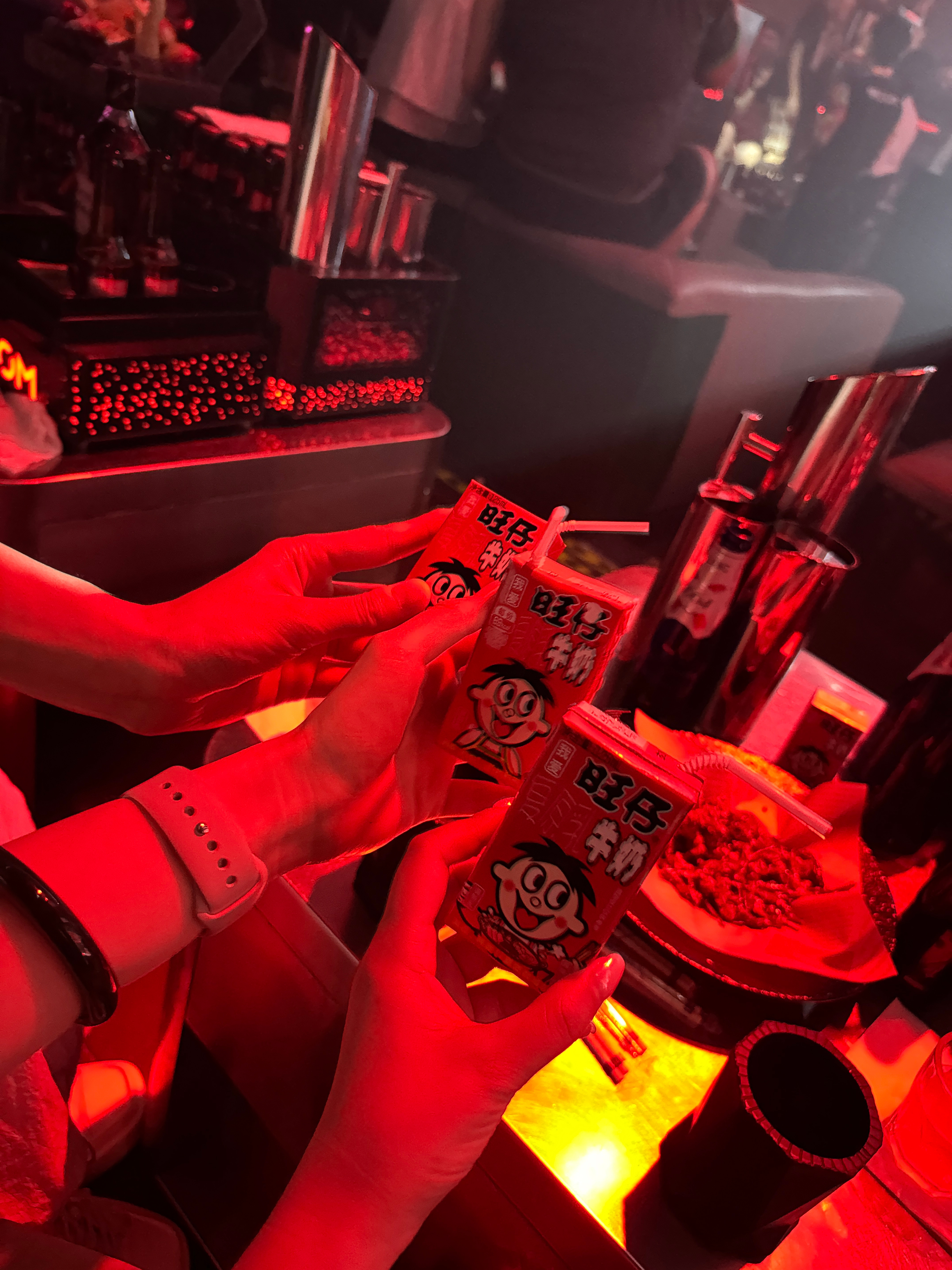 带上仔仔去蹦迪 景洪·芭芘傣迪ROOM酒吧(世纪金源店)