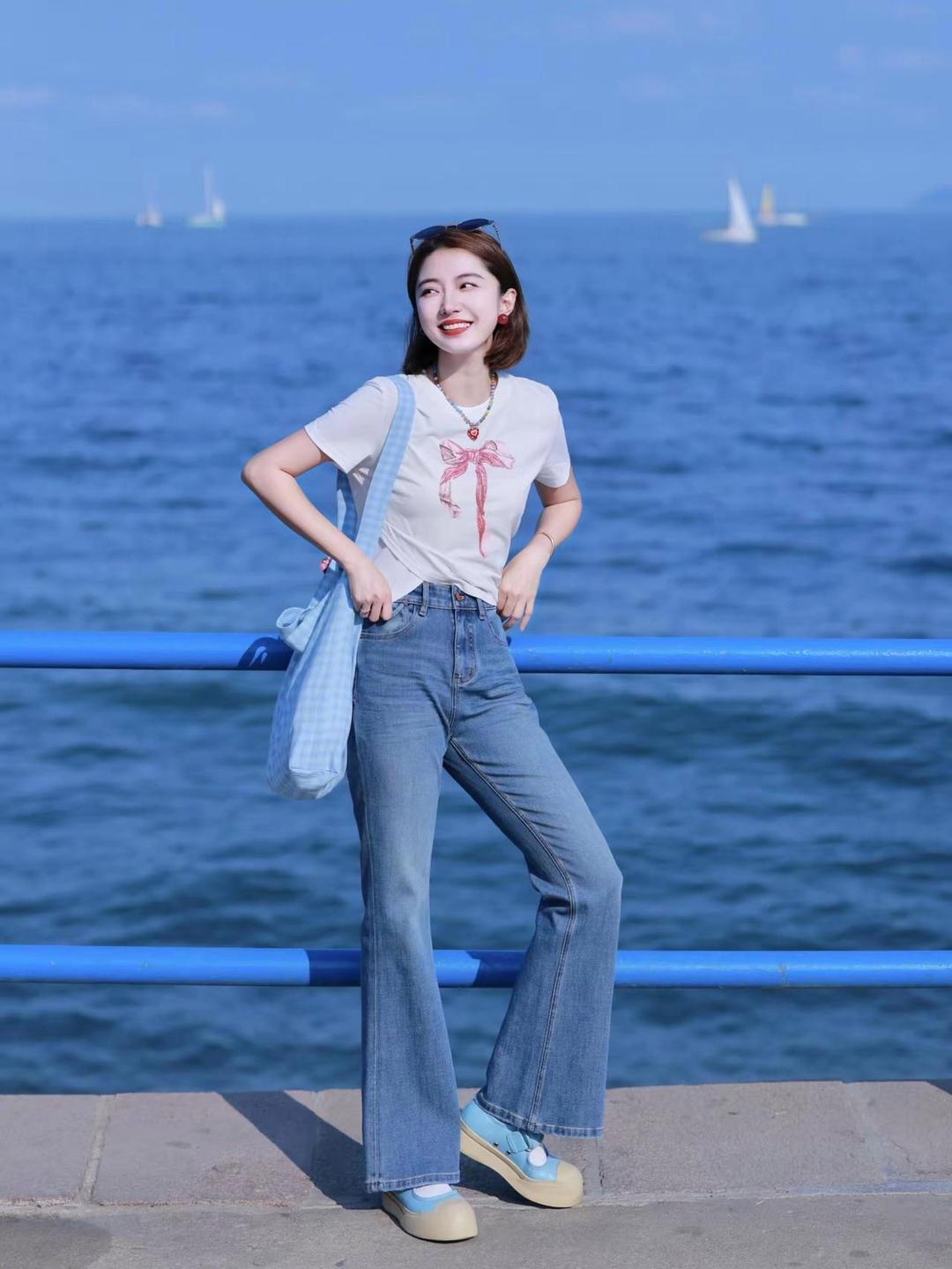 邻家女孩的休闲风，正是阳光明媚的好时光