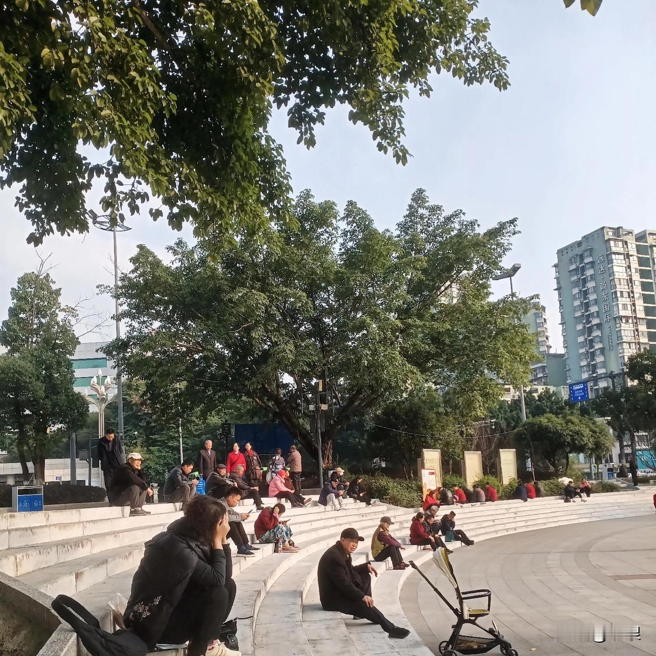 自贡  今天下午的春华广场硬是“热闹”

冬天的阳光“一抹溜光”的照在广场头
