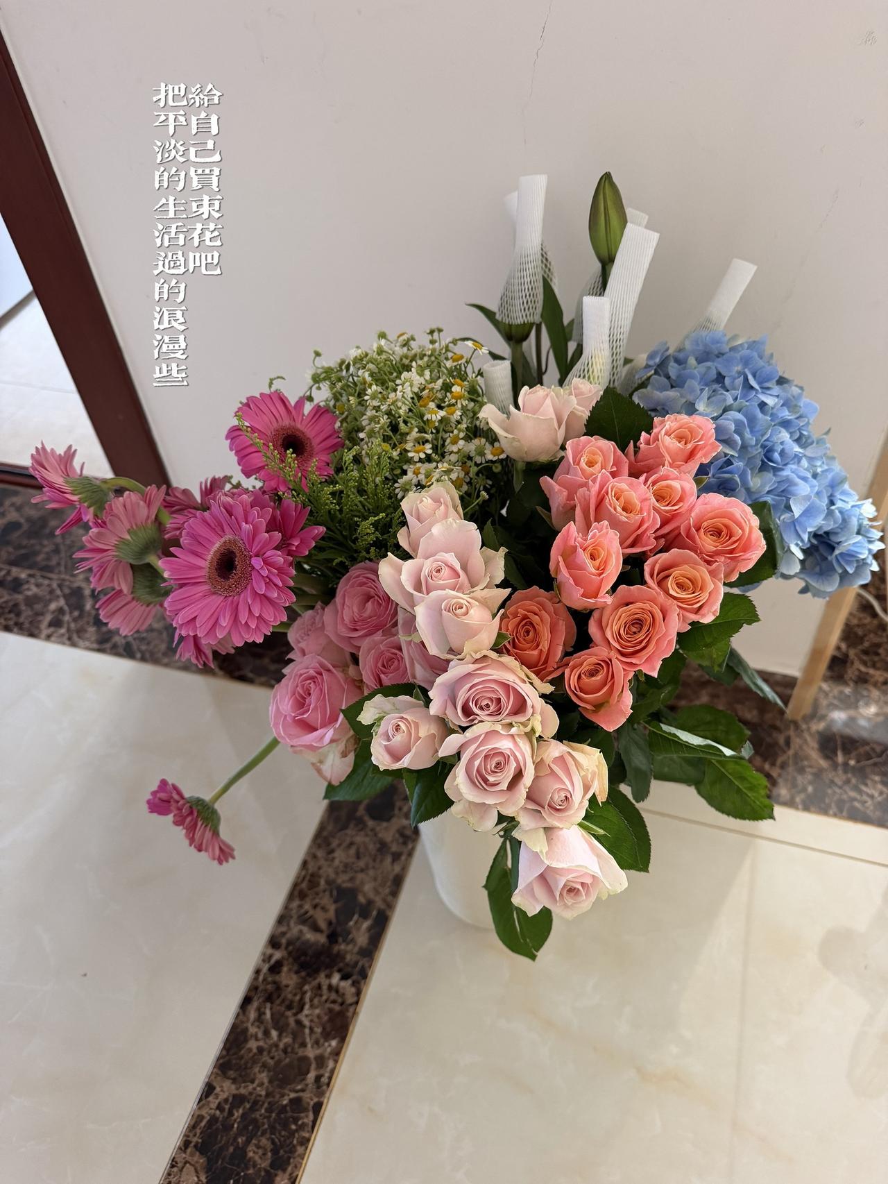 看来要换个大醒花桶了生活不能没有鲜花 整理鲜花的过程好治愈 鲜花带来的仪式感