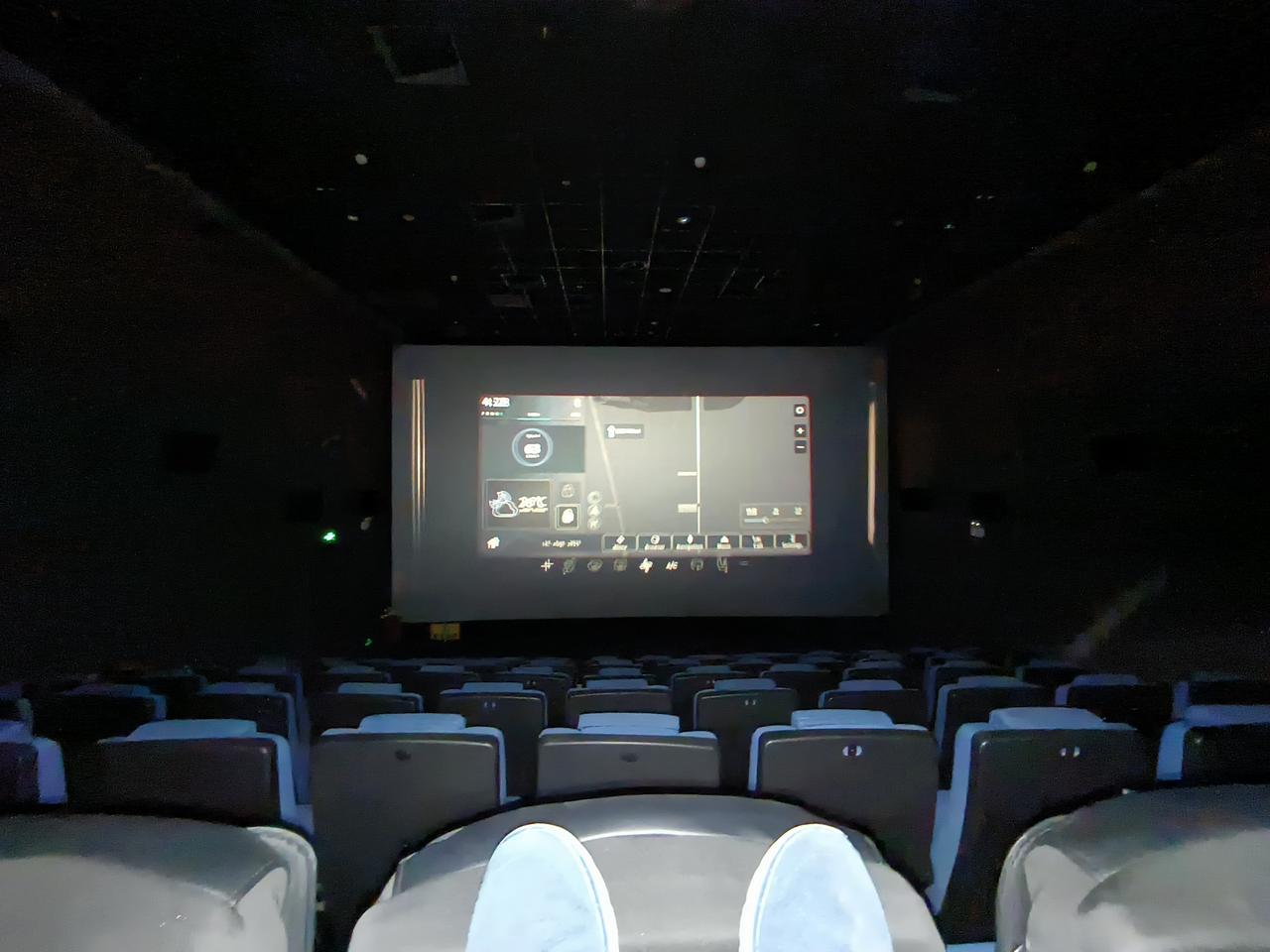 在电影《捕风追影》的彩蛋中，三胞胎的设定是一个重要的剧情反转，改变了整个故事的格