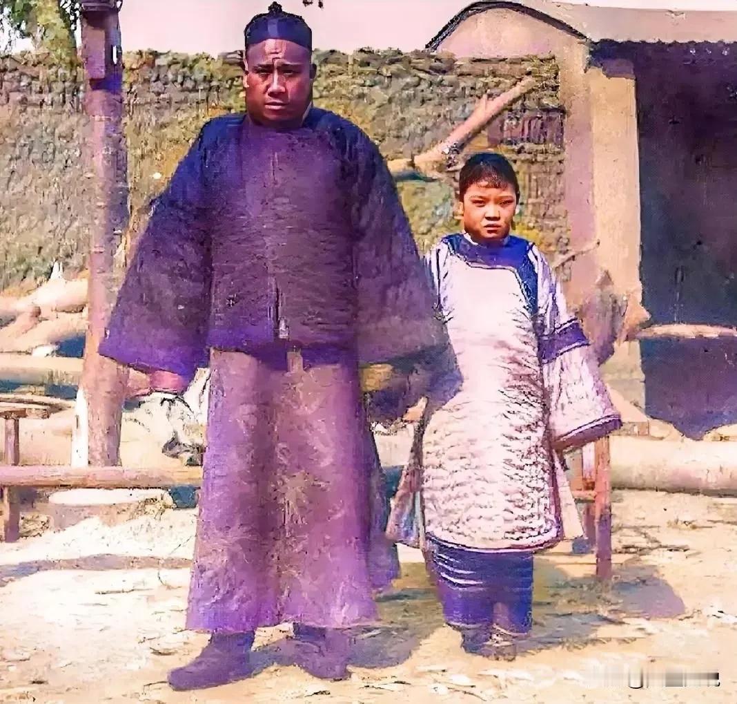 清末老照片：人高马大的地主和他小鸟依人的小妾
清朝末年的老照片看起来让人感觉很压