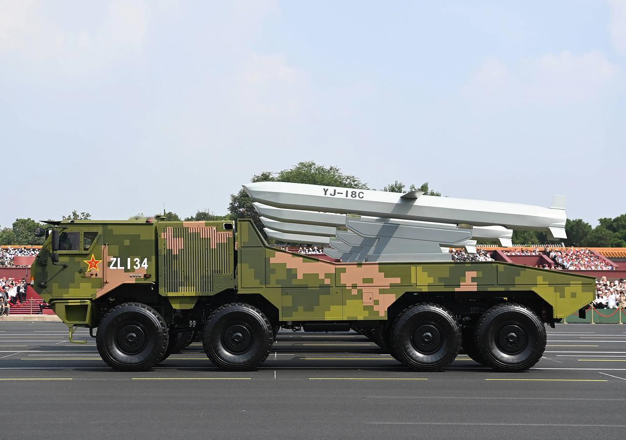 鹰击-18C隐身巡航导弹。

今天的阅兵式上，巡航导弹方队展示了实施远程精确打击