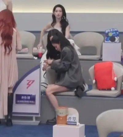 我发现范玮琪对身边人有一种肢体接触的吸引力。。。。 