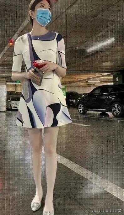 很匀称，腿型也好看。这个是正常人形体的天花板