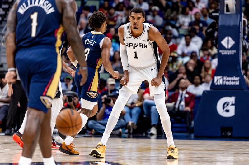 文班今日领悟少林寺的如来神掌！NBA马刺与鹈鹕展开对决，文班亚马与胖虎正面硬刚，