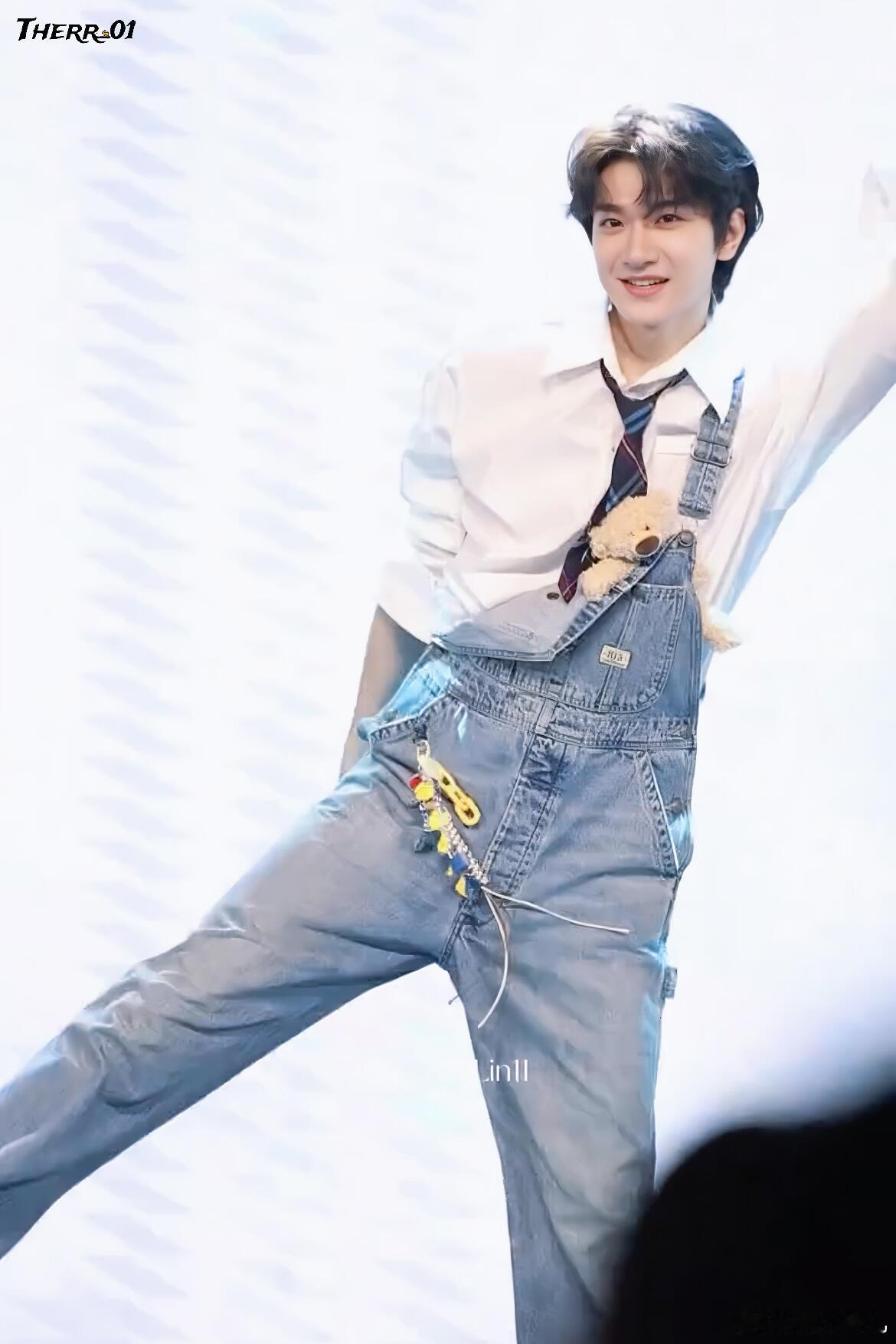 来人把林一的电池抠了 被林一的舞蹈狠狠圈粉！精准卡点的节奏感，利落流畅的动作，看