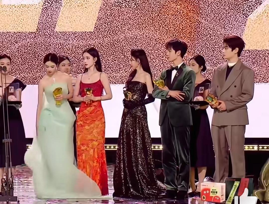 哎哟祖儿也太会了！[捂嘴哭][捂嘴哭] 现场直接化身“人形红娘”，换了两次位置，