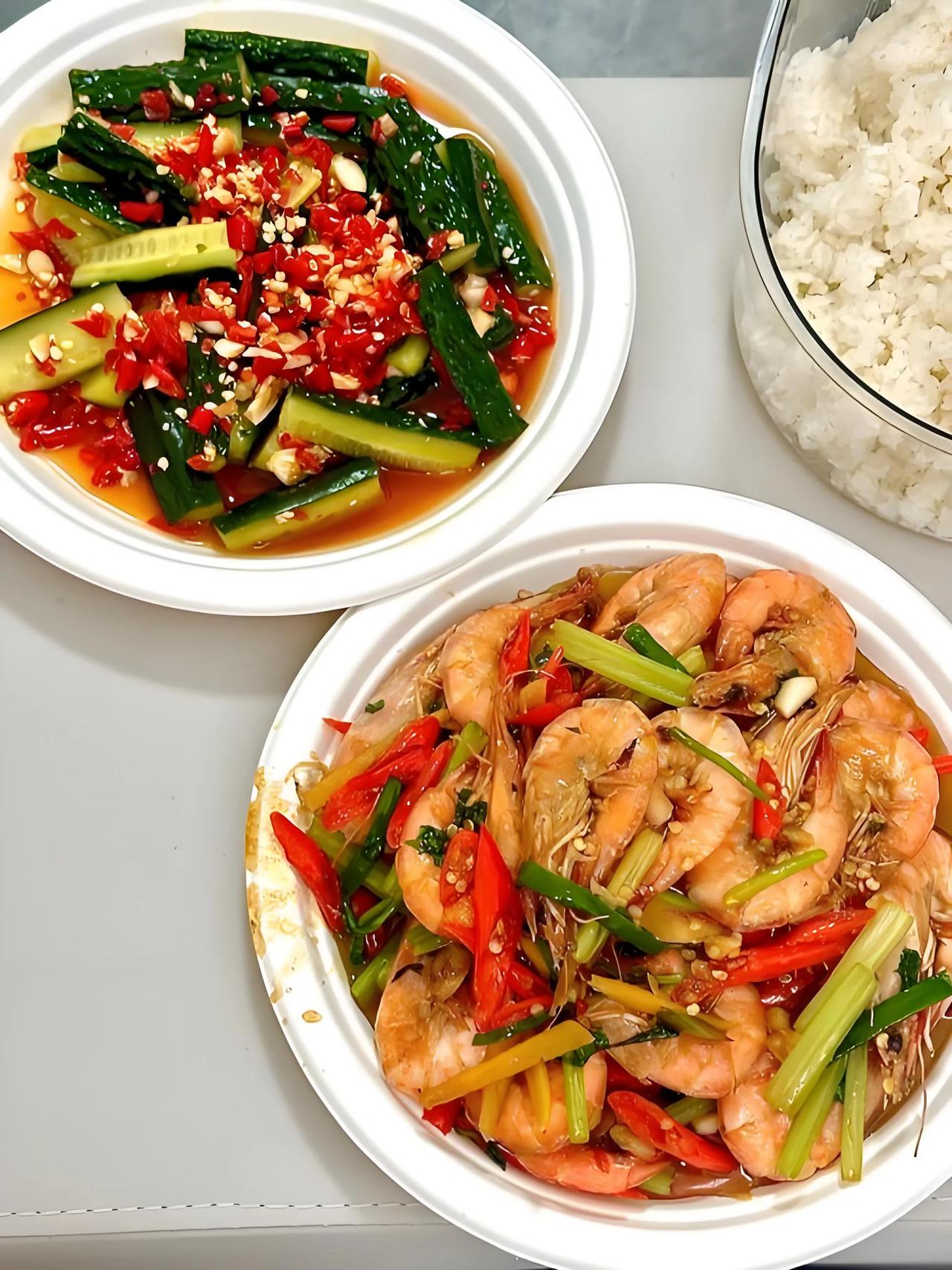 这是我婆婆做的早餐，一大早就吃米饭，你们那里是这样吗？