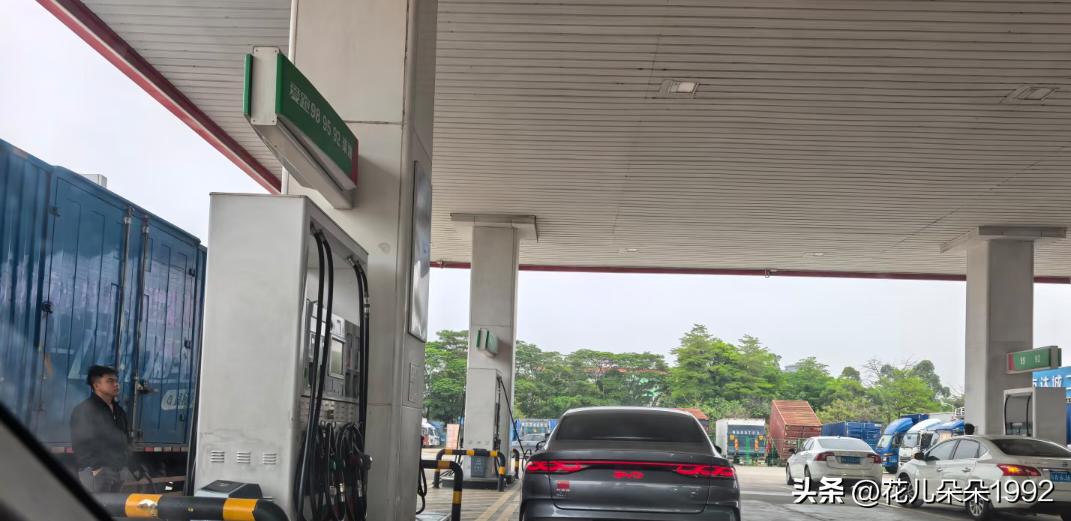 为什么混动车主排队充电也要吐槽，加油也还是要被吐槽 [捂脸]