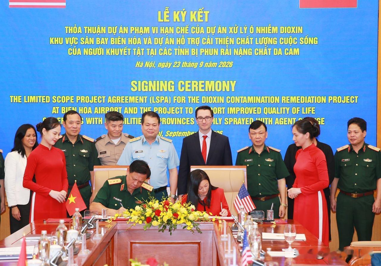美国花钱赎罪，只为拉拢越南。美国驻越南大使珍妮弗·威克斯与越南国防部副部长阮长胜
