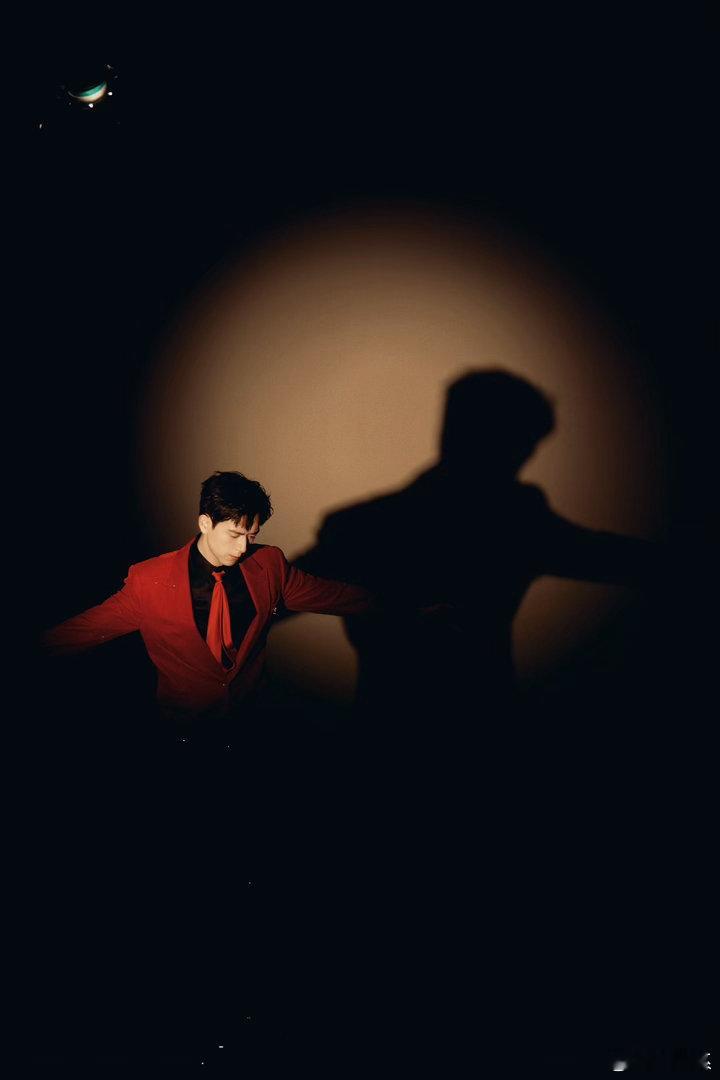 李现也叫李甜甜 李现真的是又酷又甜的代表，不笑的时候清冷得像小说男主，笑起来眼睛