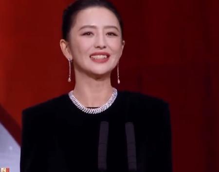 陈思诚想复婚？
金鸡奖这一夜，他看佟丽娅的眼神，
不仅有欣赏，更是充满了炙热，可