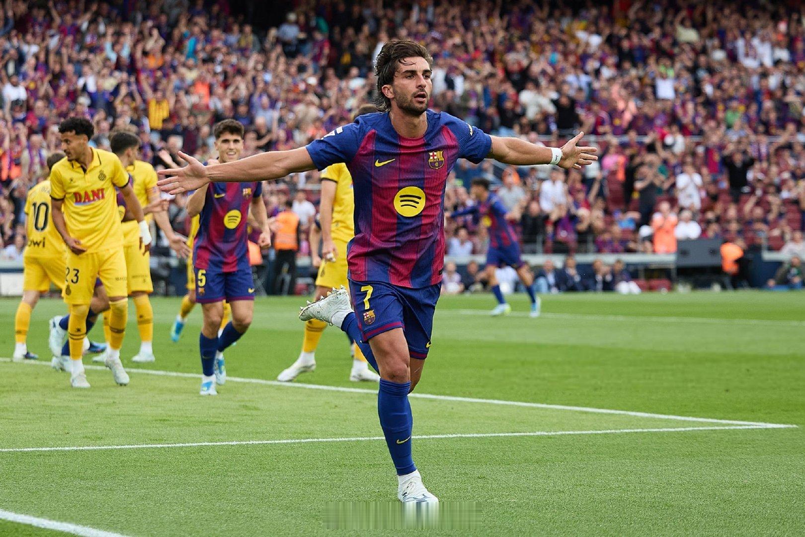 上半场结束：巴塞罗那 2-0 西班牙人 🔴🔵下半场可以轮换休息一下了  cr