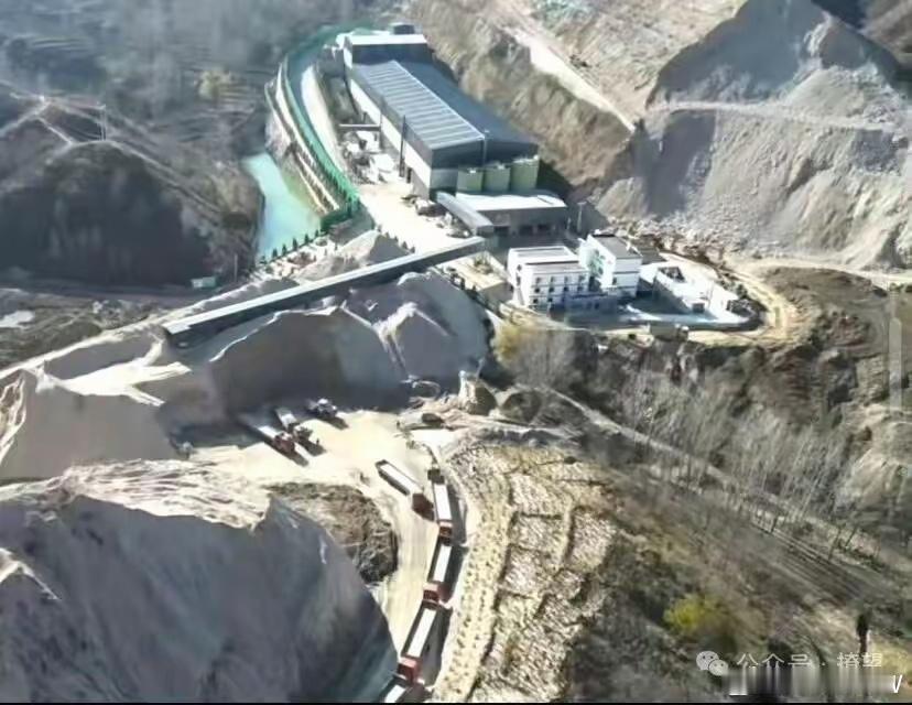 网友曝料：保定市涞源县银坊镇长祥庄村一家沙场，在环保二级响应期间无视政策要求，露