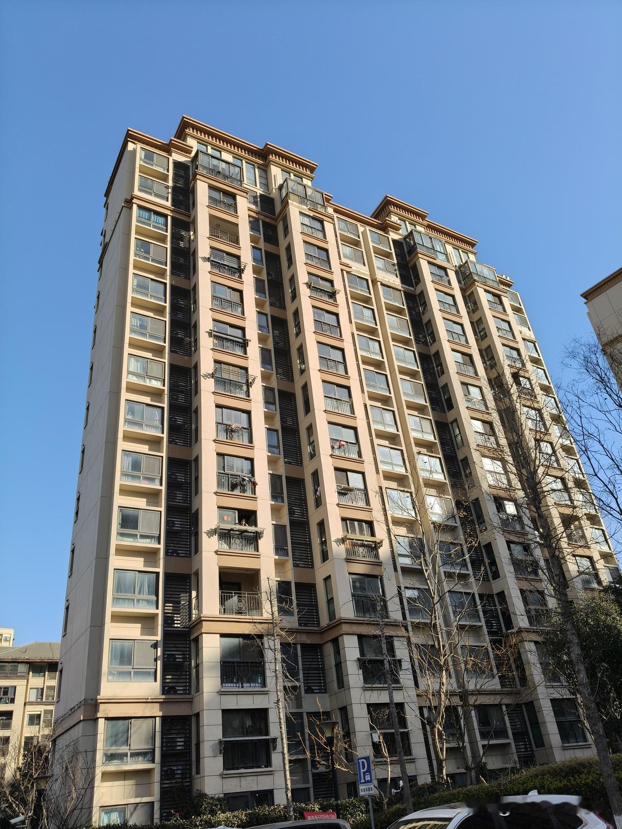 上海的小区，感觉除了真是繁华地段，一般很难看到建大高层的。
比如这个小区最高14