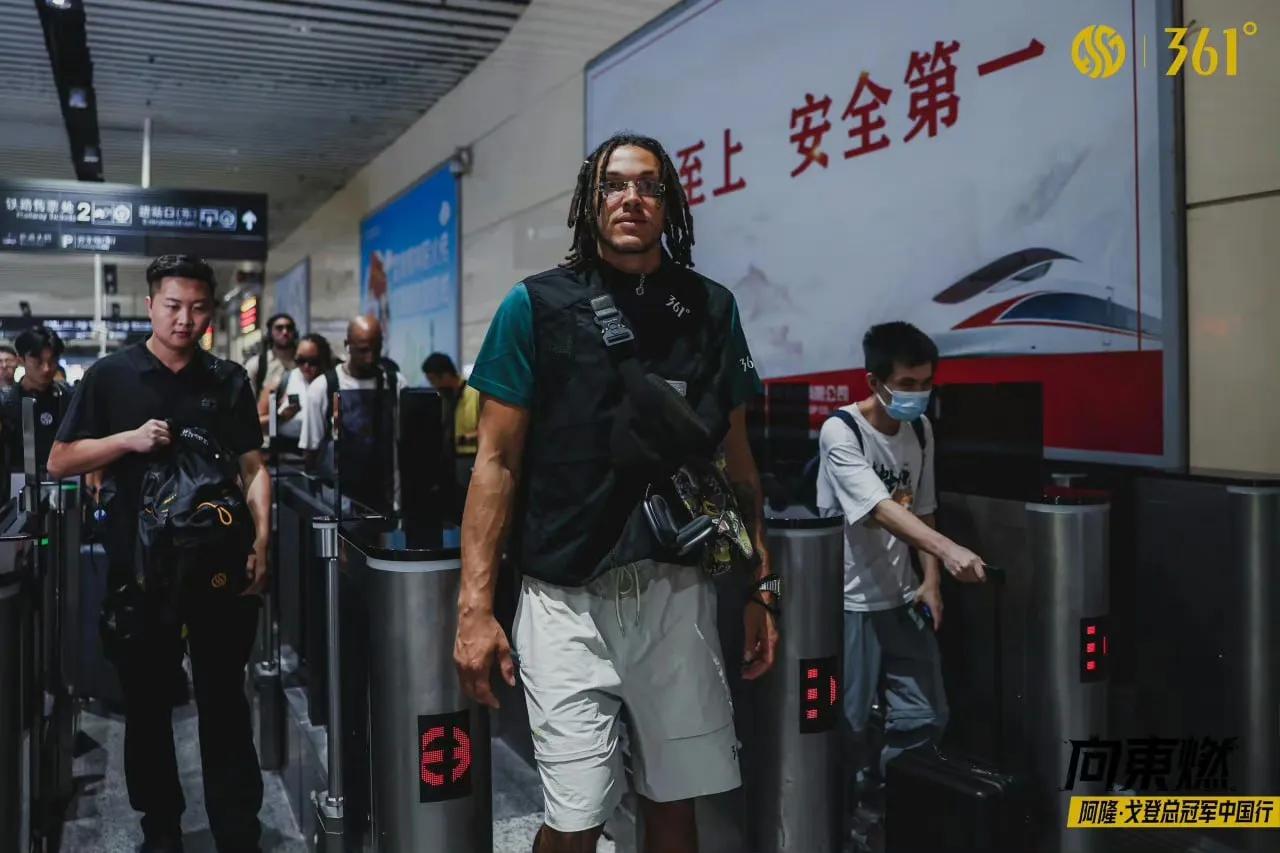 NBA球星戈登首次乘坐高铁，他被中国速度所震惊！

正在中国参加活动的NBA球星