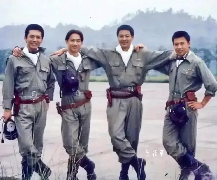 这四个男人站一起，他们要干什么？
我认出了黄磊、濮存昕、何政军，最右边这位是谁？