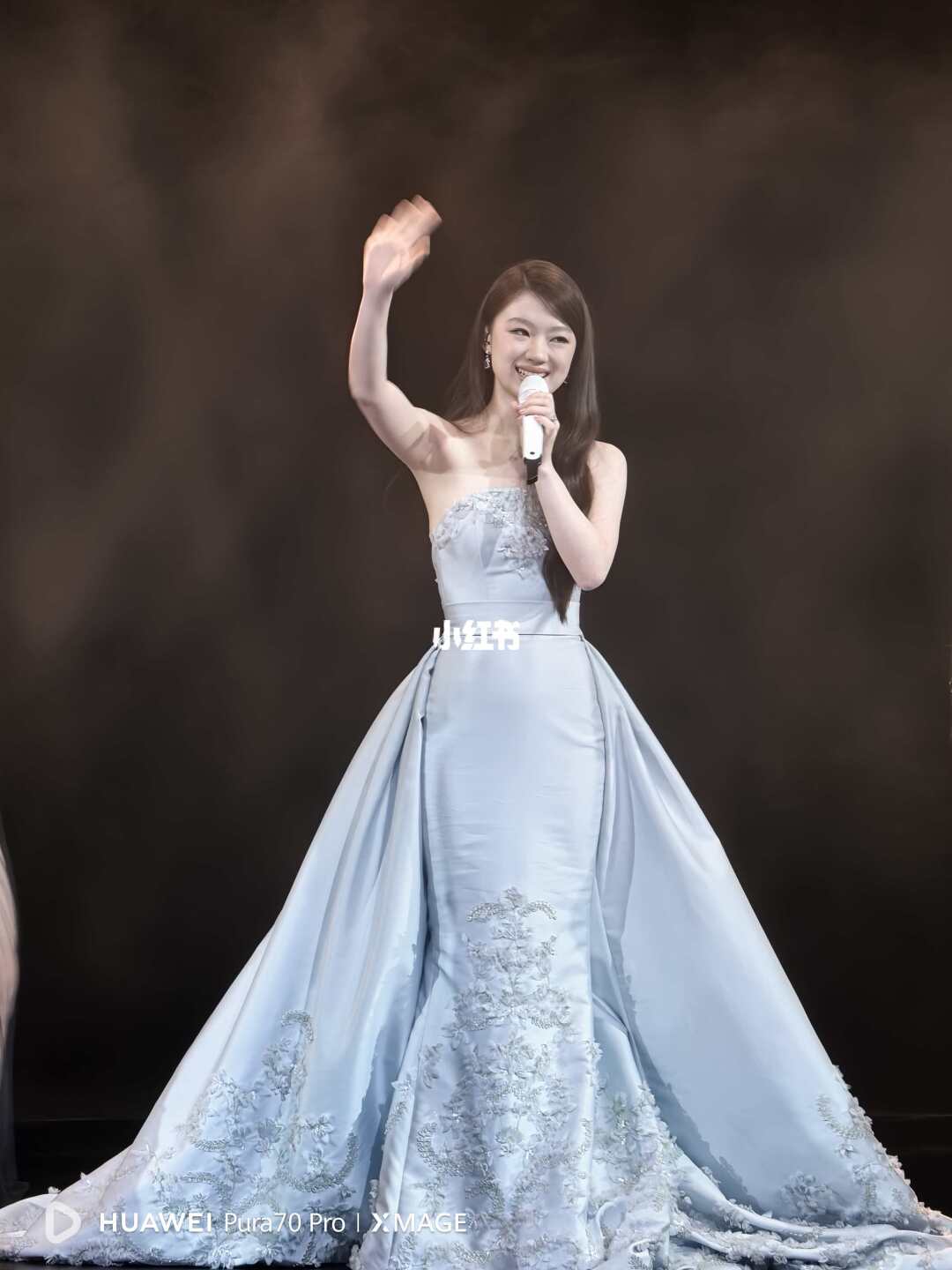 哇！开场居然是单依纯诶！