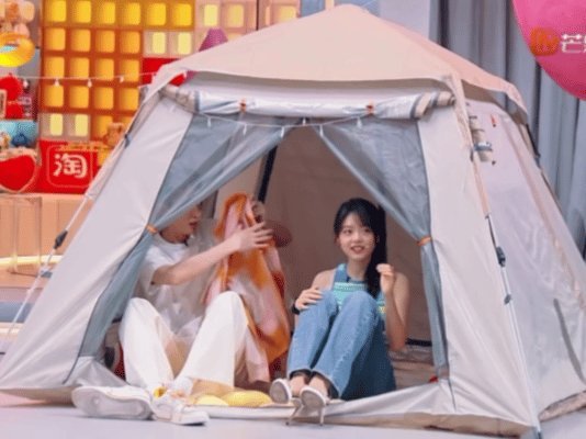 #白宇帆给帐篷挡雨#白宇帆是什么宝藏男孩呀？和赵今麦两个人CP感满满，浪漫的氛围