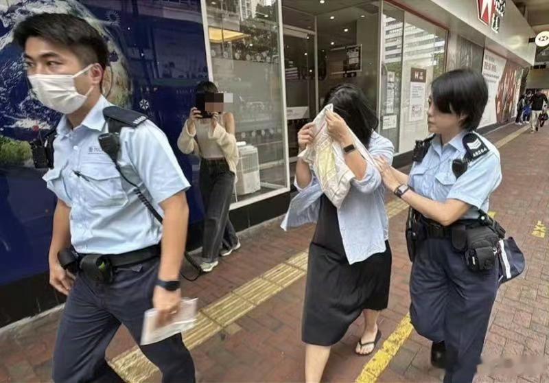 36岁内地女子香港银行用假钞被拘捕7月13日，一名36岁内地女子在香港湾仔汇丰银