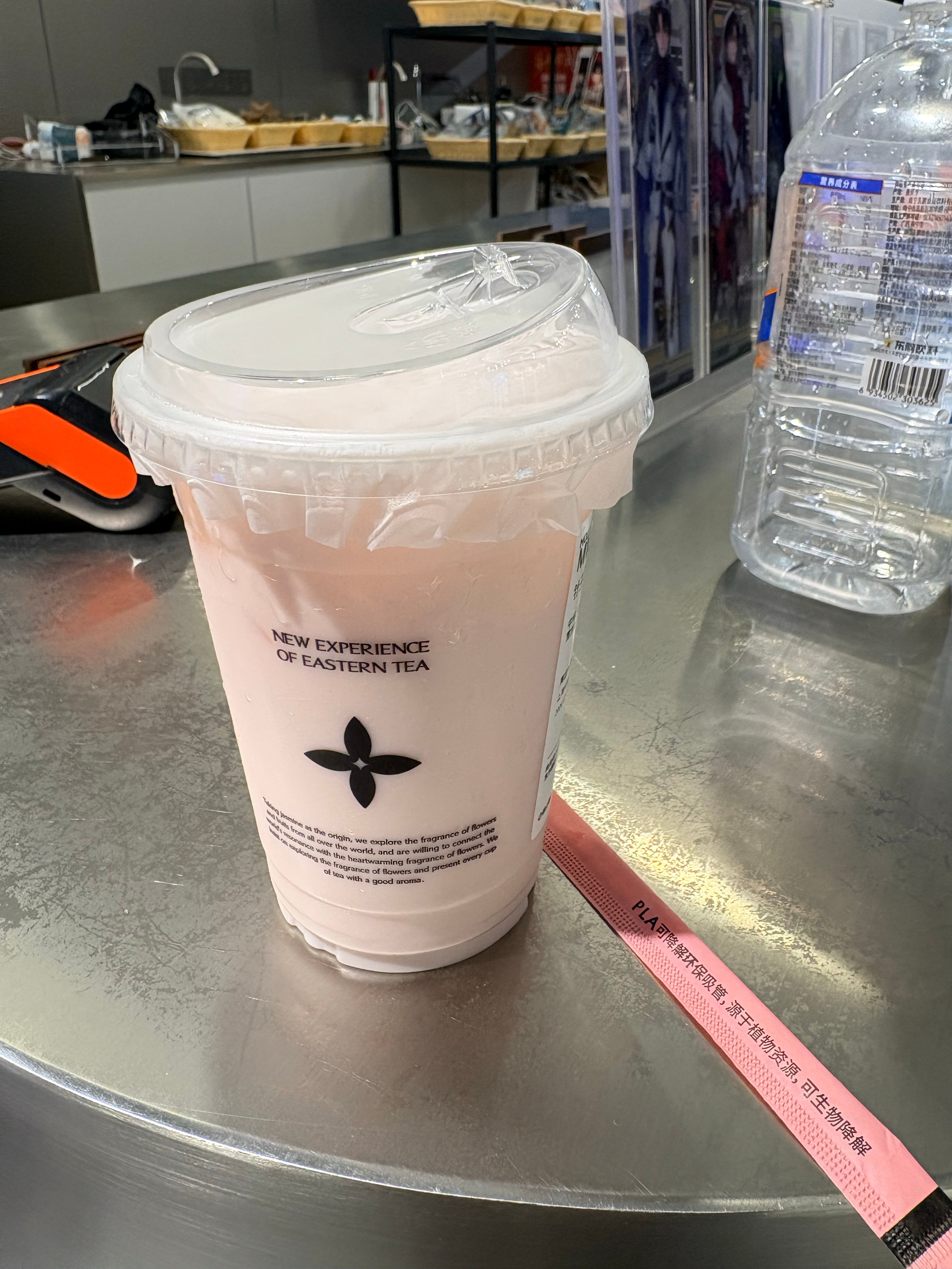 加班到凌晨一点，老板给的奶茶🫪 
