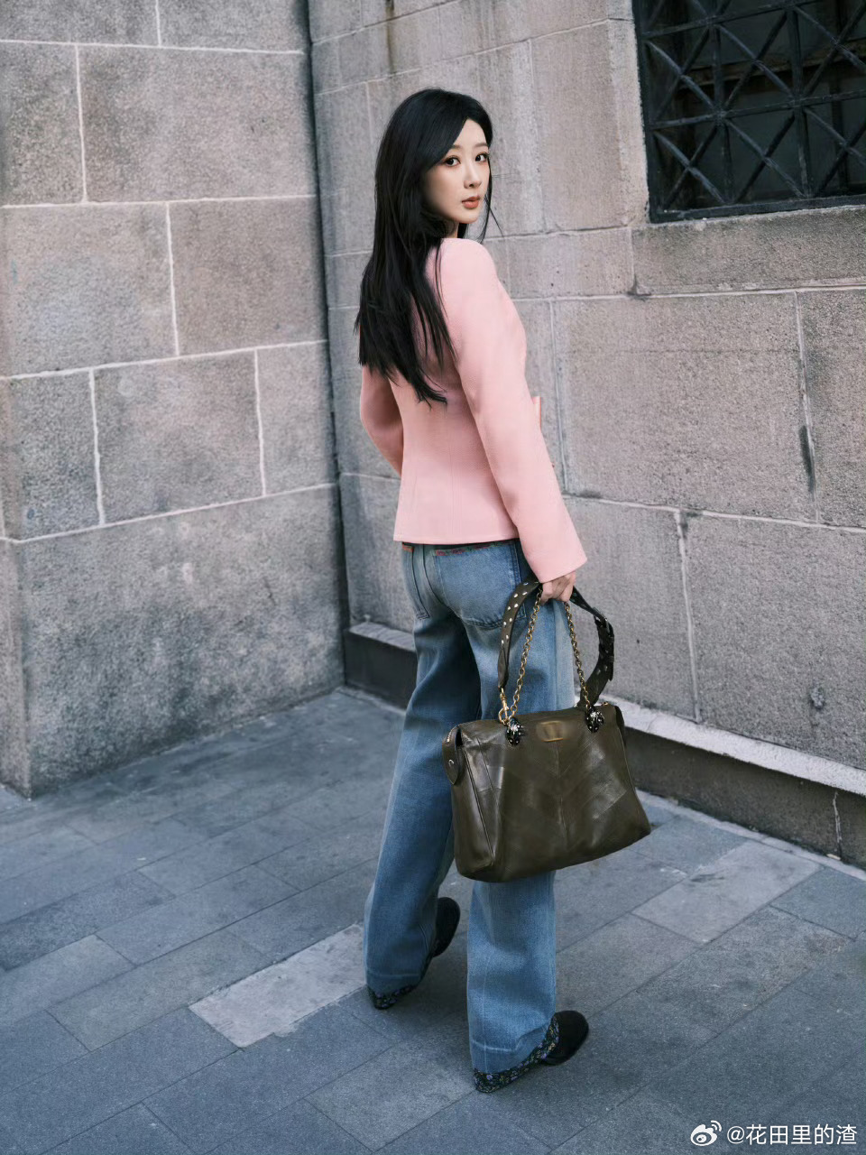 杨紫机场粉西装造型风拂过城市轮廓，新绿恰好染上枝头，这一刻的温柔被永远定格。期待