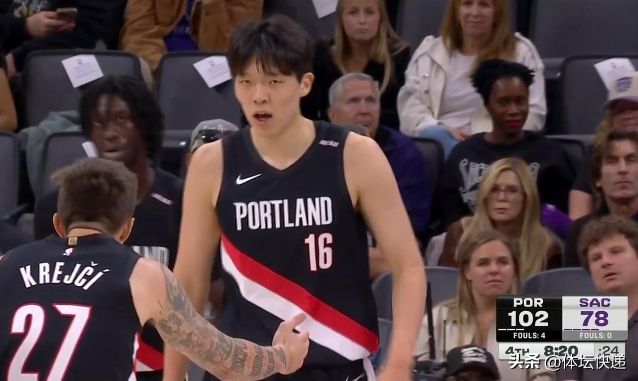 杨瀚森4分6篮板，NBA季前赛开拓者挑战国王，杨瀚森第四节登场打满全节，拿到4分