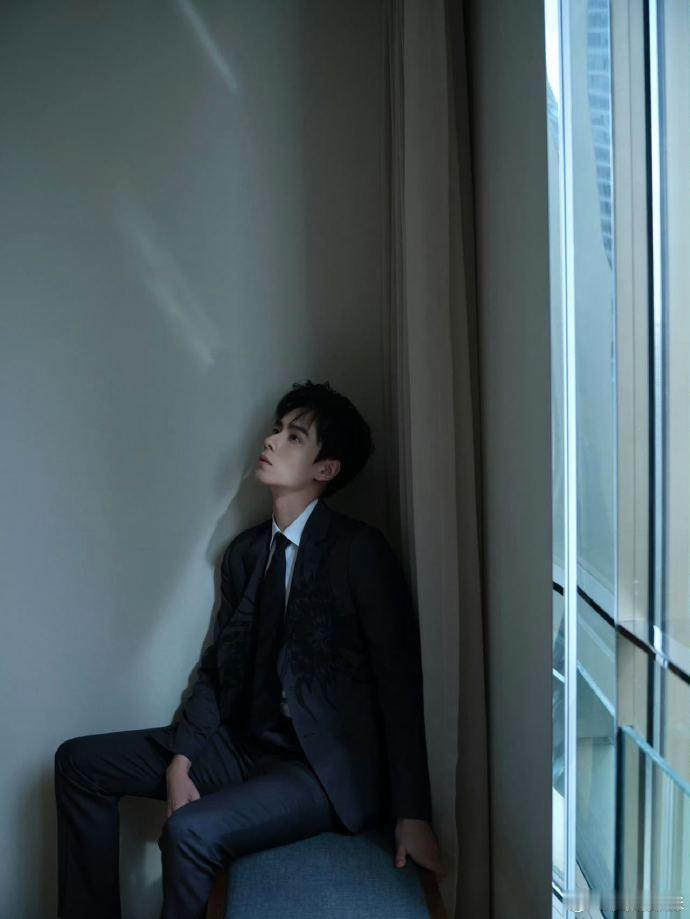 胡一天侧颜没输过 谁能逃过胡一天的侧颜暴击啊！自带的清冷英气感绝了，优越的面部折