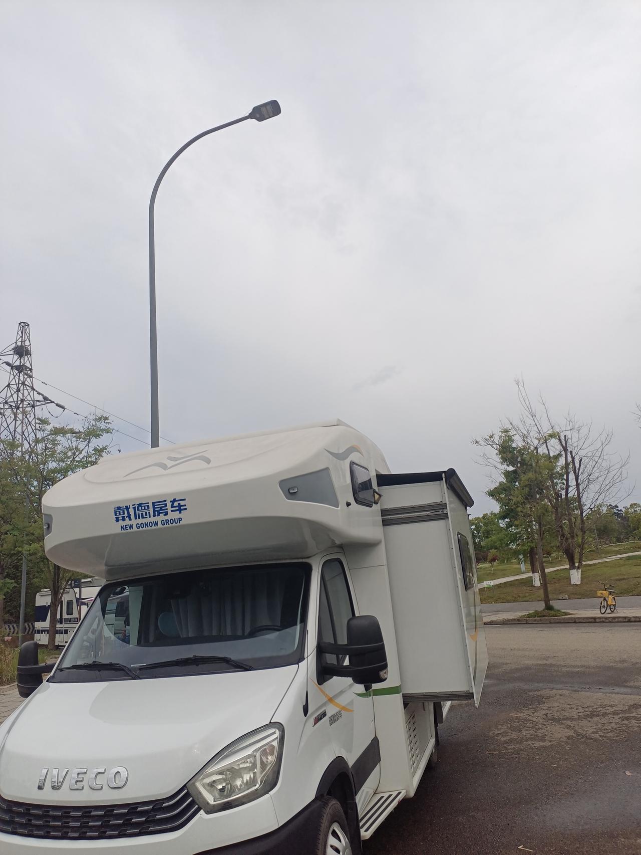 爱户外活动的人有些行为有人可能理解不了。
    昨天从乐山到成都，在乐山停车场