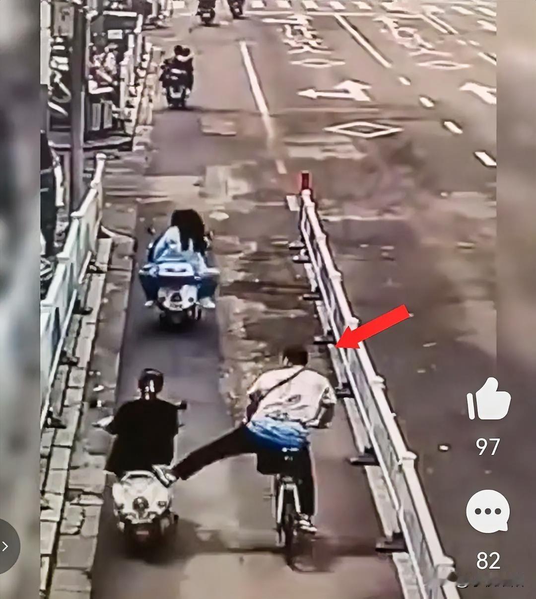 他怎么会这么坏，拘留个十天半个月也不为过。
道路监控显示，在一非机动车道内，一名