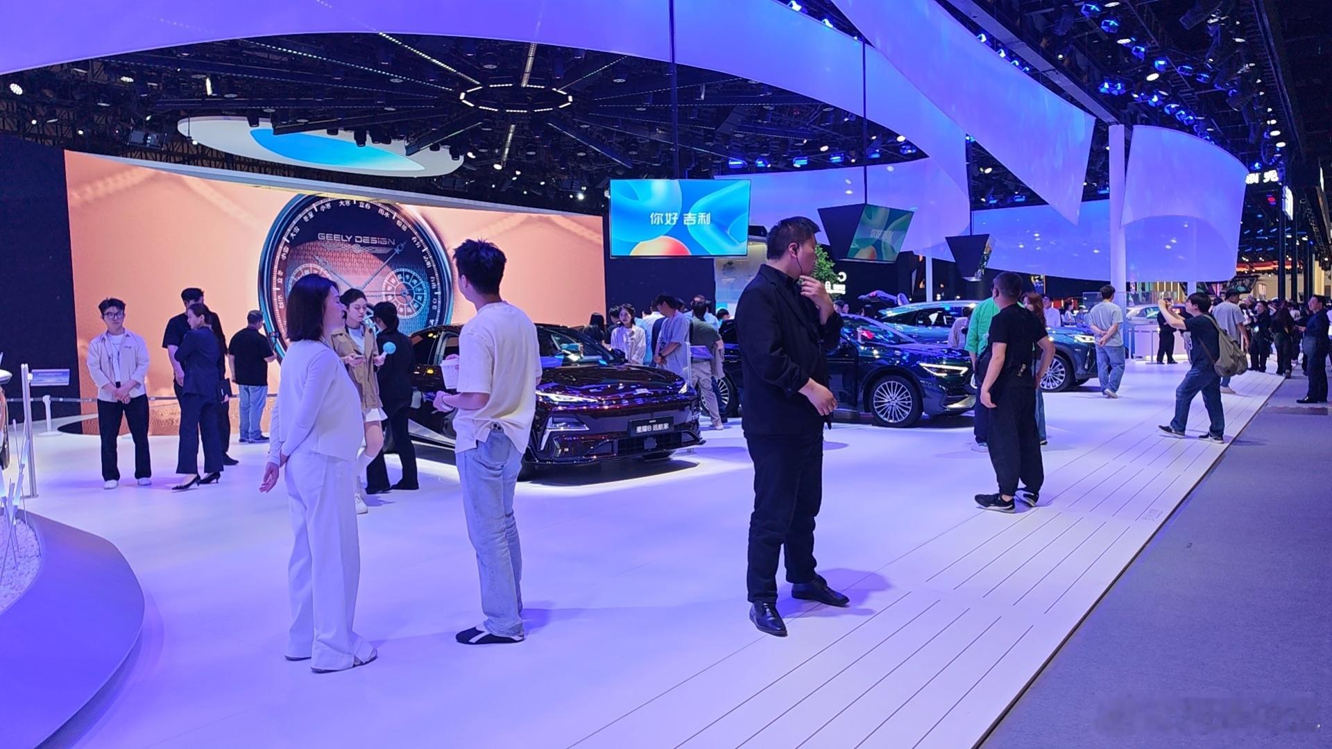 打卡吉利展台，看到了吉利银河之光 第二代概念车。这个颜值确实是顶，前脸从“光之涟