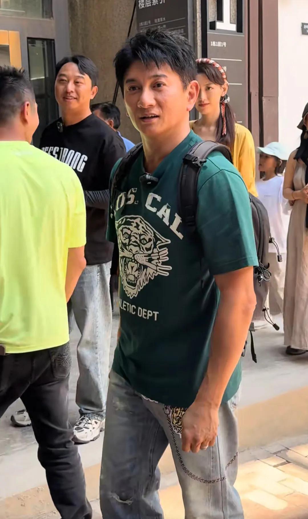 吴奇隆见粉丝在拍他，他主动上前打招呼并和粉丝开玩笑。
感觉他很亲切还很幽默。真是